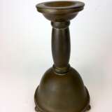 Art-Deko Kerzenleuchter: Messing, Glockenförmiger Korpus auf drei Kugelfüßen, schlanker Schaft mit breiter Tülle um 1930 - photo 2