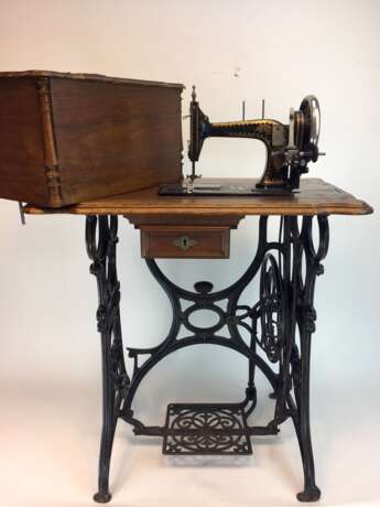 Nähmaschine: Prunkvolles Gußgestell, Holzplatte mit Intarsien-Metermaß, Permutt-Einlagen, Nußbaum-Abdeckung, um 1900. - Foto 1