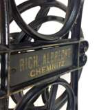 Nähmaschine: Prunkvolles Gußgestell, Holzplatte mit Intarsien-Metermaß, Permutt-Einlagen, Nußbaum-Abdeckung, um 1900. - фото 6