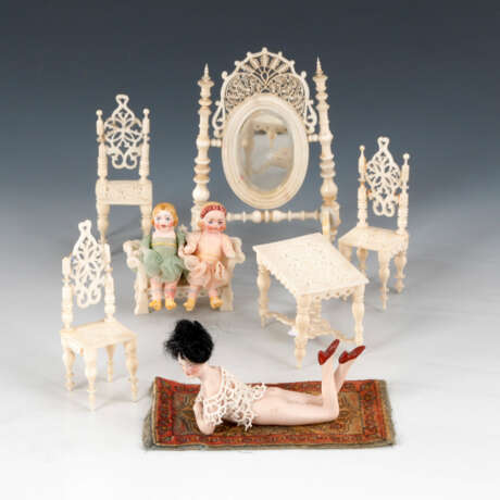 5 Miniaturmöbelchen aus Bein und erotische Biskuitfigur - Foto 1