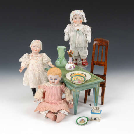 3 kleine Puppen, Tisch, Stuhl und Zubehör - Foto 1