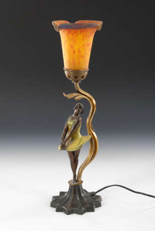 Art-Déco-Tischlampe mit Tänzerin und buntem Glasschirm - photo 1