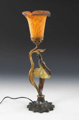 Art-Déco-Tischlampe mit Tänzerin und buntem Glasschirm - Foto 2