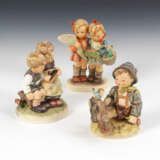 3 HUMMEL-Figuren: Kinderpaar mit Einkäufen, Kinderpaar mit Schiefertafel, - фото 1