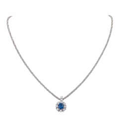 Pendant with sapphire approximately 1.5 ct, oval fac. and 10 brilliant-cut diamonds, together CA. 0,25 ct