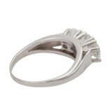 Ring mit 3 Brillanten, zusammen ca. 1,4 ct, (punz.) FW-WEISS (G-H)/VVS, - photo 3