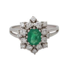 Ring with emerald, oval fac. surrounded by 16 brilliant-cut diamonds, together approx. 0,3 ct,
