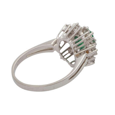 Ring with emerald, oval fac. surrounded by 16 brilliant-cut diamonds, together approx. 0,3 ct, - photo 3