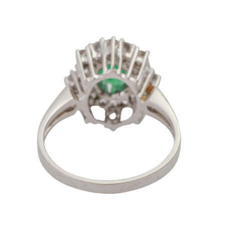 Ring with emerald, oval fac. surrounded by 16 brilliant-cut diamonds, together approx. 0,3 ct, - photo 4