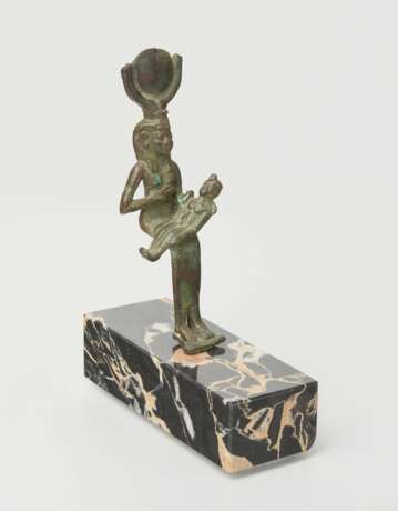 Kleine Isis-Figur mit Horuskind - photo 1