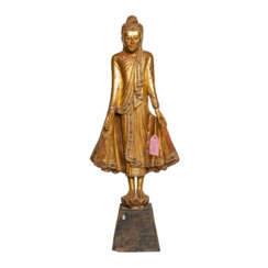 Holzfigur des stehenden Buddha. THAILAND, 20. Jahrhundert.
