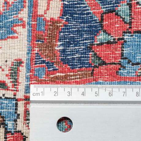 Orientteppich. PERSIEN, 20. Jahrhundert, 340x227 cm. - Foto 4