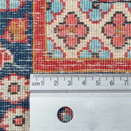 Orientteppich. PERSIEN, 20. Jahrhundert, 202x133 cm. - photo 4