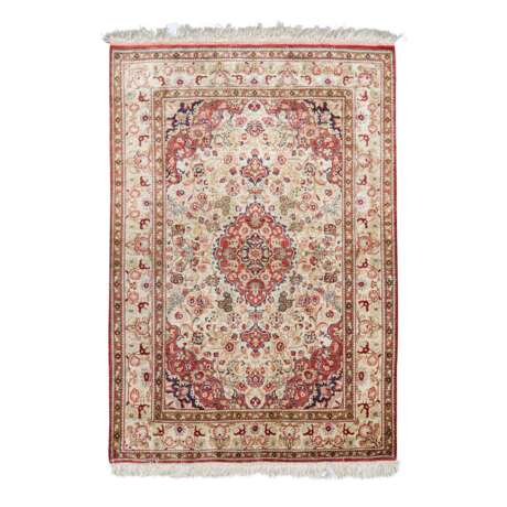 Oriental rug made of silk. QOM/PERSIA, 20. Century, 158x107cm. - photo 1