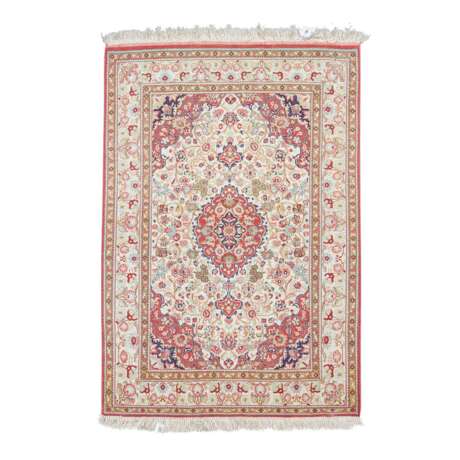Oriental rug made of silk. QOM/PERSIA, 20. Century, 158x107cm. - photo 2