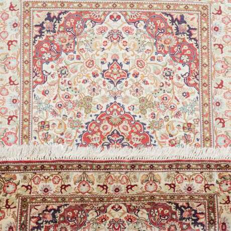 Oriental rug made of silk. QOM/PERSIA, 20. Century, 158x107cm. - photo 3
