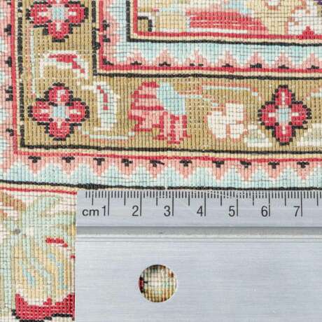 Oriental rug made of silk. QOM/PERSIA, 20. Century, 158x107cm. - photo 4