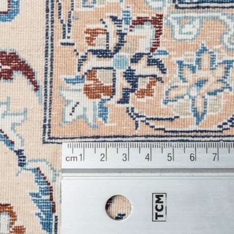 Orientteppich. NAIN/IRAN, 20. Jahrhundert, 300x200 cm. - Foto 6