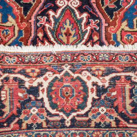 Orient carpet. HERIZ/PERSIA, 20. Century, 387x300 cm. - photo 3
