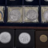Lot aus diversen Münzen und Medaillen, - фото 3