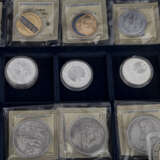 Lot aus diversen Münzen und Medaillen, - фото 4