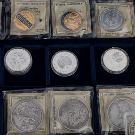 Lot aus diversen Münzen und Medaillen, - Foto 4