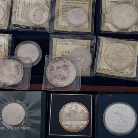 Lot aus diversen Münzen und Medaillen, - фото 6
