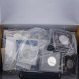 Koffer mit Münzen und Medaillen, mit viel SILBER - - Foto 3
