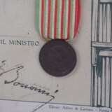 Italien: Erinnerungsmedaille an den Krieg 1915-1918, mit Urkunde für einen Leutnant. - фото 2