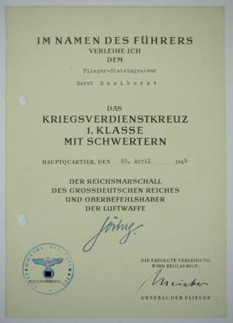 Kriegsverdienstkreuz, 1. Klasse mit Schwertern Urkunde für einen Flieger-Stabsingenieur - General Meister. - Foto 1