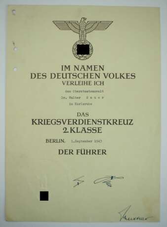 Kriegsverdienstkreuz, 2. Klasse Urkunde für einen Oberstaatsanwalt in Karlsruhe. - фото 1