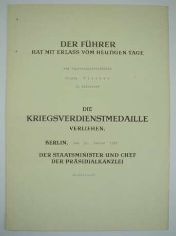 Kriegsverdienstmedaillen Urkunde für eine Regierungssekretärin in Karlsruhe. - photo 1