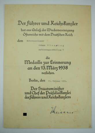 Medaille zur Erinnerung an den 13. März 1938 Urkunde für einen Motorenschlosser der Aufklärungs-Abteilung 7. - Foto 1
