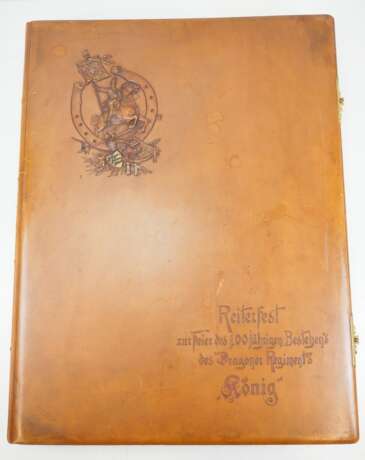 Württemberg: Geschenkalbum "Reiterfest zur Feier des 100-jährigen bestehens des Dragoner-Regiments "König" - Herzog Robert von Württemberg. - фото 1
