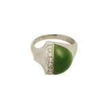 Ring mit grünem Farbstein und Diamanten, - фото 1