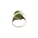 Ring mit grünem Farbstein und Diamanten, - photo 4