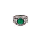Ring mit achteckigem Smaragd, ca. 1,7 ct flankiert von 8 Brillanten - photo 1