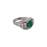 Ring mit achteckigem Smaragd, ca. 1,7 ct flankiert von 8 Brillanten - фото 2