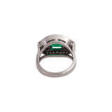 Ring mit achteckigem Smaragd, ca. 1,7 ct flankiert von 8 Brillanten - Foto 4
