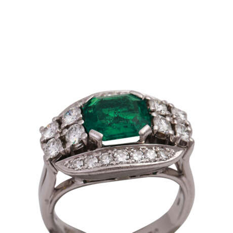 Ring mit achteckigem Smaragd, ca. 1,7 ct flankiert von 8 Brillanten - фото 5
