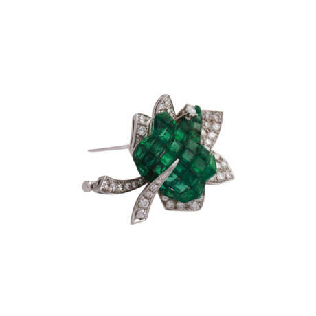 Juwelenbrosche "Blatt" ausgefasst mit eingeschliffenen Smaragden - Foto 2