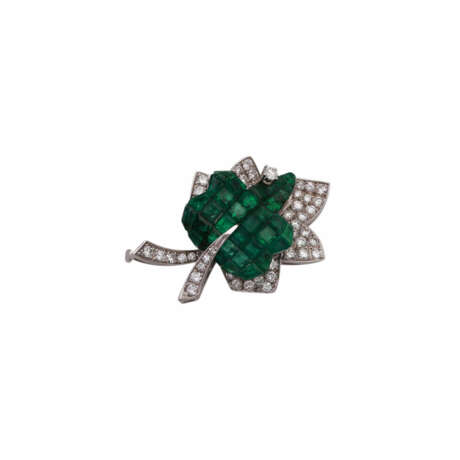 Juwelenbrosche "Blatt" ausgefasst mit eingeschliffenen Smaragden - Foto 4