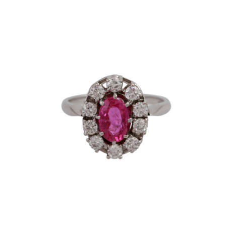 Ring mit einem oval fac. Saphir, pink, entouriert von 10 Brillanten, - фото 1