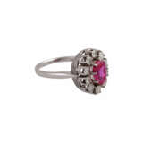 Ring mit einem oval fac. Saphir, pink, entouriert von 10 Brillanten, - фото 2