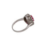 Ring mit einem oval fac. Saphir, pink, entouriert von 10 Brillanten, - фото 3