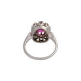 Ring mit einem oval fac. Saphir, pink, entouriert von 10 Brillanten, - фото 4