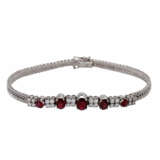 Armband mit 5 Rubinen und 24 Achtkantdiamanten, zusammen ca. 0,5 ct, - photo 1