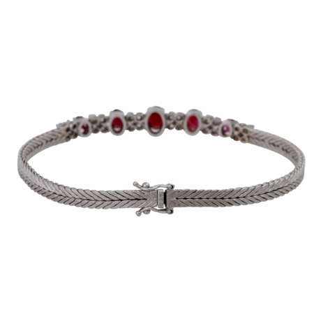 Armband mit 5 Rubinen und 24 Achtkantdiamanten, zusammen ca. 0,5 ct, - photo 2