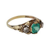 Ring mit grünem Turmalin und Diamantrosen, - photo 2