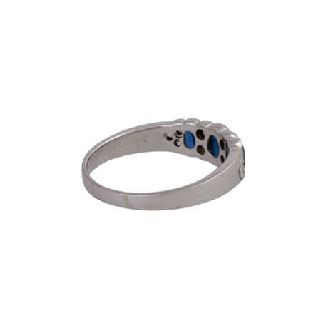 Ring mit 3 Saphiren, zusammen ca. 0,8 ct, oval fac. und 10 Brillanten, - photo 3